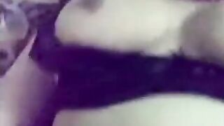 الشرموطهع بتلم في شعرها وتلعب فيه بيديها وهي واقفه ولابسيه الكاش المايوه وركبتها التخينه كلها لح سكس مصري م مكشوفه وطيازها مطبوعه من ورا من كبرها