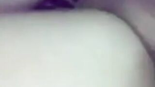 الشرموطهع بتلم في شعرها وتلعب فيه بيديها وهي واقفه ولابسيه الكاش المايوه وركبتها التخينه كلها لح سكس مصري م مكشوفه وطيازها مطبوعه من ورا من كبرها
