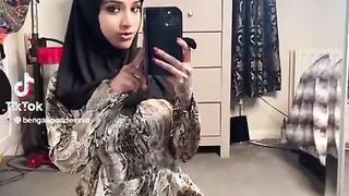 الراجل واخد حبيبته وبيشلها للسرير منومها وبينام فوق منها وبيفضل يبوس كل حته في جسمها وه سكس مصري ي مغمضه عينها وسرحانه معاه وبيداعب فيها