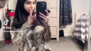 الراجل واخد حبيبته وبيشلها للسرير منومها وبينام فوق منها وبيفضل يبوس كل حته في جسمها وه سكس مصري ي مغمضه عينها وسرحانه معاه وبيداعب فيها