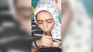 البنت لسه صاحيه من النوم مش مركزه والراجل بيدخل عليها وبيطلع زوبره من بنطلونه وبيدخله في بوقها سكس مصري  بالعافيه وبيقولها مصيه كله يلا وارضعبه