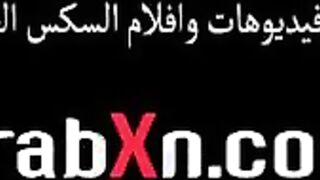 الراجل قاعد في المواصلات والمتناكه جنبه لابسه جيبه قصيره وهو ببيمسك بيديه في ركبتها وبيحسس عل سكس مصري يها وبيعمل نفسه بينام علي صدرها دون قصد