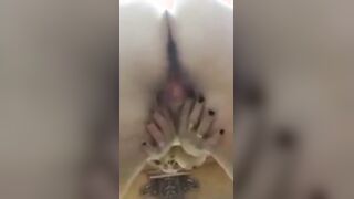 البنت المتناكه قاعده علي رجل حبيبها هو وعريان وبتحك زوبره في كسها وشغا سكس مصري له تتمايل في جسمها عليه ومتكهونه عالاخر