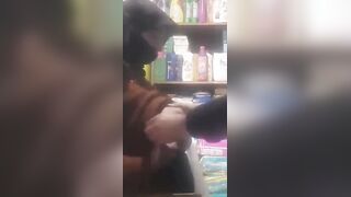 البنت الفاجره قالعه ملط ونايمه عالسرير ضامه رجلها سوا وبتلعب في  سكس مصري بزازها بيديها الشمال هي وبتصور في نفسها