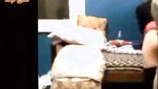 الشرموطه حاطه زوبر صناعي في الارض وهي نايمه عالارض علي بطنها وميله وشها ليه وبتلعب فيه او بيديها وتعك وبت سكس مصري دخله في كسها وهي واقفه طالعه نازله عليه