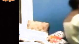 الشرموطه حاطه زوبر صناعي في الارض وهي نايمه عالارض علي بطنها وميله وشها ليه وبتلعب فيه او بيديها وتعك وبت سكس مصري دخله في كسها وهي واقفه طالعه نازله عليه