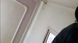 الوليه قاعده بتتفرج عالتلفزيون في الصاله ولابسه لجوزها الكركوب كاش مايوه احمر وفاتحه رجلها و سكس مصري شغاله تغريه وهو مش قادر ينيك من كبر سنه