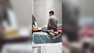 البنت المتناكه واقفه ورافعه رجل واحده وهي ملط وسنداها عالكرسي وبيتدخل زوبر ص سكس مصري ناعي في كسها بتتناك بيه داخل وطالع فيها