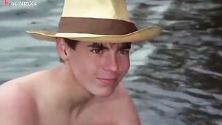 الاجنبي في البحر بيستحما وبيشوف البنت الجميله بيقرب منها وهي بتستجيب ليه  سكس مصري وبينام معاها في الميه همال وبيستحمو سوا