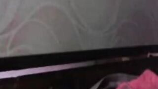 الوليه الشرموطه قالعه هدومه كلها ومفلقسه طيزها والخول بتاعها بيشم في ريحتها وهو ماسيك في زوبره بيلعب فيه بي سكس مصري نفسه ولسانه الطويل مدخله في الخرم بتاعا