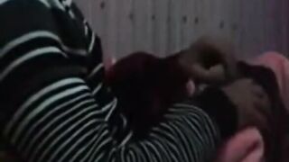 الوليه الشرموطه قالعه هدومه كلها ومفلقسه طيزها والخول بتاعها بيشم في ريحتها وهو ماسيك في زوبره بيلعب فيه بي سكس مصري نفسه ولسانه الطويل مدخله في الخرم بتاعا