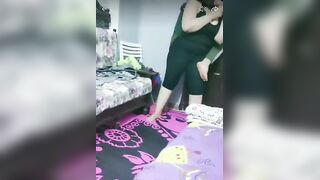 الشرموطه نايمه عريانه عالسرير علي جنبها اليمين والراجل مقرب زوبره من بوقها وس سكس مصري اند علي ركبته وبيدخله في بوقها بتمصهوله