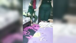 الشرموطه نايمه عريانه عالسرير علي جنبها اليمين والراجل مقرب زوبره من بوقها وس سكس مصري اند علي ركبته وبيدخله في بوقها بتمصهوله