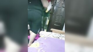 الشرموطه نايمه عريانه عالسرير علي جنبها اليمين والراجل مقرب زوبره من بوقها وس سكس مصري اند علي ركبته وبيدخله في بوقها بتمصهوله
