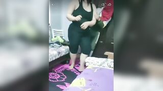 الشرموطه نايمه عريانه عالسرير علي جنبها اليمين والراجل مقرب زوبره من بوقها وس سكس مصري اند علي ركبته وبيدخله في بوقها بتمصهوله