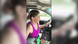 اللبوه سايقه العربيه والراجل جنبها مطلع زوبره من البنطلون وهي بتضصحك ومبتسمه وبتمسكه تلعب فيه وتدع سكس مصري كه براحه في يديها بتضربله عشرته بنفسيها