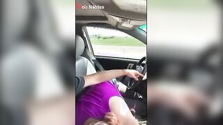 اللبوه سايقه العربيه والراجل جنبها مطلع زوبره من البنطلون وهي بتضصحك ومبتسمه وبتمسكه تلعب فيه وتدع سكس مصري كه براحه في يديها بتضربله عشرته بنفسيها