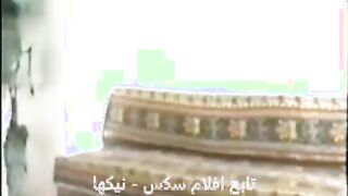 العنتيل المصري جايب بنتين اخوات شراميط وهو مقلعهم لبسهم وبينكهم مع  سكس مصري بعض وبيفلقس طيازهم جنب بعض وبيضرب عليها