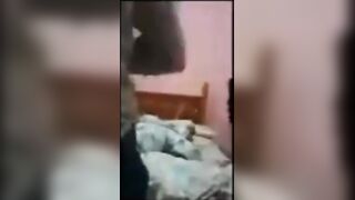 الراجل قاعد عالكرسي بتاعه عريان والشرموطه بتجي وهي لابسه الانجري وتقعد علي رجله وتف سكس مصري ضل تحك طيزها زوبره لغايه مايوقف وبيحمبط