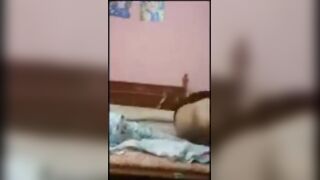 الراجل قاعد عالكرسي بتاعه عريان والشرموطه بتجي وهي لابسه الانجري وتقعد علي رجله وتف سكس مصري ضل تحك طيزها زوبره لغايه مايوقف وبيحمبط