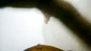 الراجل ماسك زوبره بيوجعه وبيلعب في بيديه وبسرعه بينزل اللبن بتاع سكس مصري ه كتير وبيكبهم عالالرض بيضرب عشرته كتار