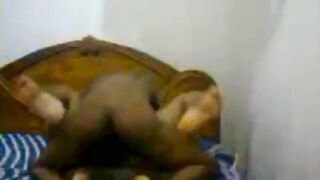 الراجل ماسك زوبره بيوجعه وبيلعب في بيديه وبسرعه بينزل اللبن بتاع سكس مصري ه كتير وبيكبهم عالالرض بيضرب عشرته كتار