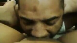 البنت في العربيه بتسوقها والخول معاها مططلع زوبره وهي مسكاه بتلعب فيه  سكس مصري وتضرب عشرته هي وسايقه وماشيه في الطلريق