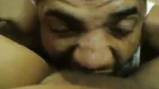 البنت في العربيه بتسوقها والخول معاها مططلع زوبره وهي مسكاه بتلعب فيه  سكس مصري وتضرب عشرته هي وسايقه وماشيه في الطلريق