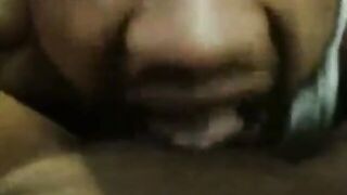 البنت في العربيه بتسوقها والخول معاها مططلع زوبره وهي مسكاه بتلعب فيه  سكس مصري وتضرب عشرته هي وسايقه وماشيه في الطلريق