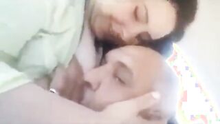 المدير الشركه في العربيه واخد السكرتاريه الشرموطه مقعدها جنبه وبيبوس في شفايفها بوس مشبك وبيعض فيها وهي المتناكه بتلف ايدها علي سكس مصري  رقبتها وتلعب بصوابعها من ورا وتهيج فيه