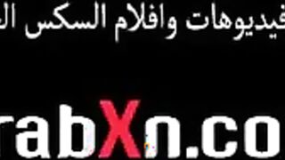 الراجل الخول واقف عريان في الصاله في نص طرقه الباب وهو متكي ايده عليه وهو وافق والمتناكه تحته بال سكس مصري قميص الاسود بتاعها قاعده بترضع في زوبره
