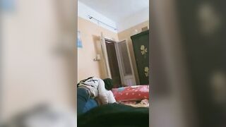 البنت الشرموطه بتقابل خحبيبها في الشقه ومنومها عالمرتبه عالارض وشغال فيها بوس مشبك وبيديه بتحسس  سكس مصري علي طيزها وهي قافشه في زوبرهخ بتلعب فيه