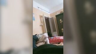 البنت الشرموطه بتقابل خحبيبها في الشقه ومنومها عالمرتبه عالارض وشغال فيها بوس مشبك وبيديه بتحسس  سكس مصري علي طيزها وهي قافشه في زوبرهخ بتلعب فيه