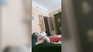 البنت الشرموطه بتقابل خحبيبها في الشقه ومنومها عالمرتبه عالارض وشغال فيها بوس مشبك وبيديه بتحسس  سكس مصري علي طيزها وهي قافشه في زوبرهخ بتلعب فيه