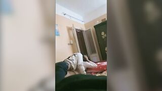 الراجل مطلع بزازي الاتنين بيقفشلي فيهم ونايم في حضني بيمسك حلمه ب سكس مصري زي بيعضها في بوقه وبيلعب فيها اوي بيديه