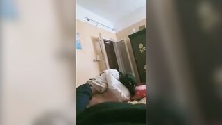 الراجل مطلع بزازي الاتنين بيقفشلي فيهم ونايم في حضني بيمسك حلمه ب سكس مصري زي بيعضها في بوقه وبيلعب فيها اوي بيديه