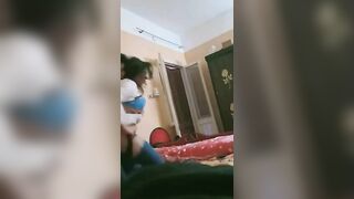 الراجل مطلع بزازي الاتنين بيقفشلي فيهم ونايم في حضني بيمسك حلمه ب سكس مصري زي بيعضها في بوقه وبيلعب فيها اوي بيديه