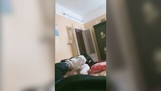 الواد الصغير منوم حبيبته في الصاله عالارض ومطلع زوبره بيحك في كسها  سكس مصري من فوق وبيدخله ينيكها وهو بيرضع من بزها