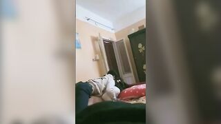 الواد الصغير منوم حبيبته في الصاله عالارض ومطلع زوبره بيحك في كسها  سكس مصري من فوق وبيدخله ينيكها وهو بيرضع من بزها