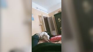 الواد الصغير منوم حبيبته في الصاله عالارض ومطلع زوبره بيحك في كسها  سكس مصري من فوق وبيدخله ينيكها وهو بيرضع من بزها