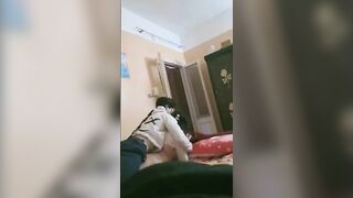الواد الصغير منوم حبيبته في الصاله عالارض ومطلع زوبره بيحك في كسها  سكس مصري من فوق وبيدخله ينيكها وهو بيرضع من بزها
