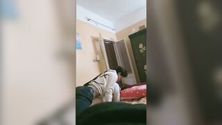 الواد الصغير منوم حبيبته في الصاله عالارض ومطلع زوبره بيحك في كسها  سكس مصري من فوق وبيدخله ينيكها وهو بيرضع من بزها