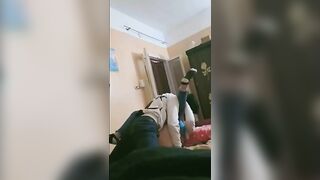 الطالب الصغير جايب زميلته في الشقه ومنومه عالارض ورافع رجلها اوي وفاشخها وبيطلع زوبره  سكس مصري من سوسته البنطلون وبيمشيه ع كسها من بره