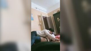الطالب الصغير جايب زميلته في الشقه ومنومه عالارض ورافع رجلها اوي وفاشخها وبيطلع زوبره  سكس مصري من سوسته البنطلون وبيمشيه ع كسها من بره