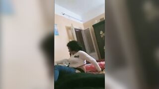 الطالب الصغير جايب زميلته في الشقه ومنومه عالارض ورافع رجلها اوي وفاشخها وبيطلع زوبره  سكس مصري من سوسته البنطلون وبيمشيه ع كسها من بره