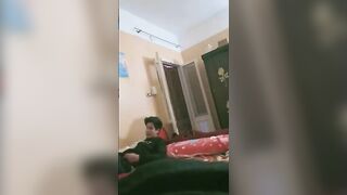 الطالب الصغير جايب زميلته في الشقه ومنومه عالارض ورافع رجلها اوي وفاشخها وبيطلع زوبره  سكس مصري من سوسته البنطلون وبيمشيه ع كسها من بره