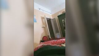 الطالب الصغير جايب زميلته في الشقه ومنومه عالارض ورافع رجلها اوي وفاشخها وبيطلع زوبره  سكس مصري من سوسته البنطلون وبيمشيه ع كسها من بره