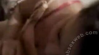 الشاب واقف عريان في اوضه الجلوس وواخد راحته في شقته والمتناكه بتاعته تحت منه ر سكس مصري اكعه وماسكه في زوبره بترضهوله وتمص فيها