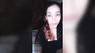 البنت نايمه عريانه ورافعه رجلها الاتنين لفوق وبيدخل الخول بتاعها زوبره في خرم طيزها برا سكس مصري حه اوي وبيفتح طيزها بزوبره لاول مره ليه