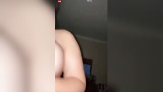 الراجل مطلع شرموطه علي زوبره وبيديها بتدخله وهي مدياله ضهرها وتطلع وتنزل علي زوبره برا سكس مصري حه وبيضانه الكبيره بتحك في طيزها من ورا